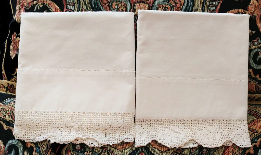 BEAUTIFUL VINTAGE HEIRLOOM CROCHETED BY HAND FILET LACE SCALLOPED PILLOW CASES - 1 PAIR