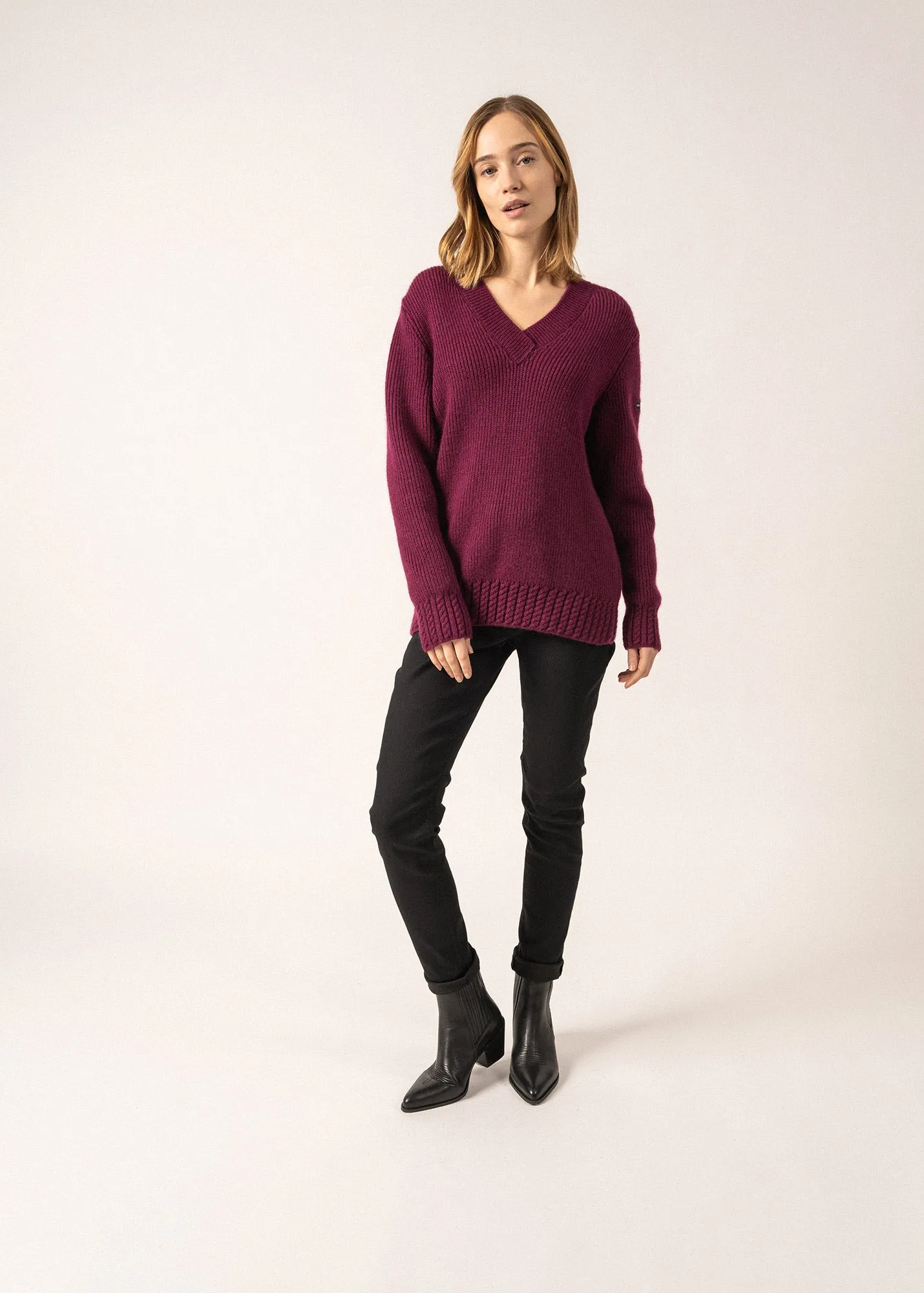 Gavarnie V-neck Jumper - in wool, with twisted details (PRUNE)