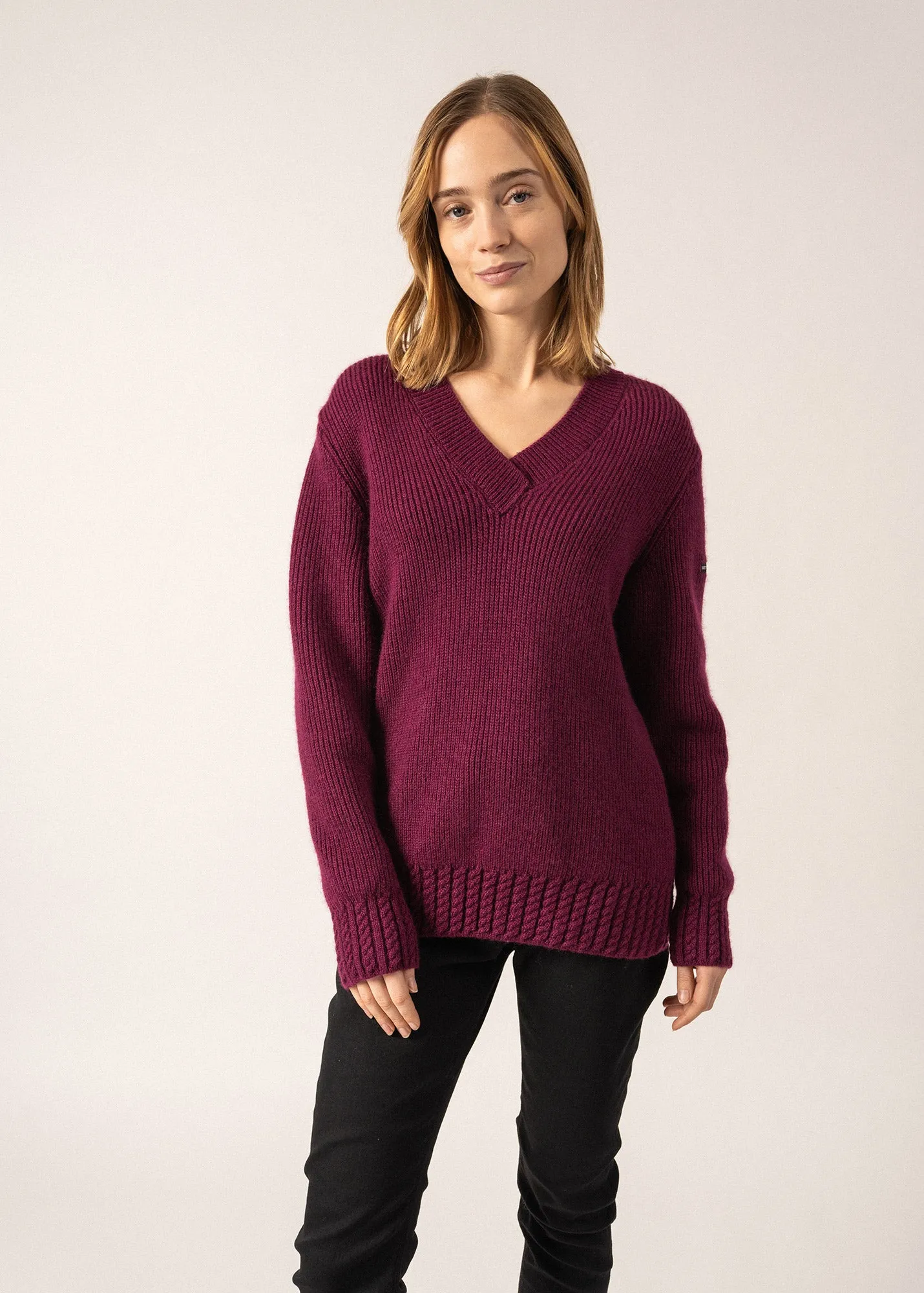 Gavarnie V-neck Jumper - in wool, with twisted details (PRUNE)