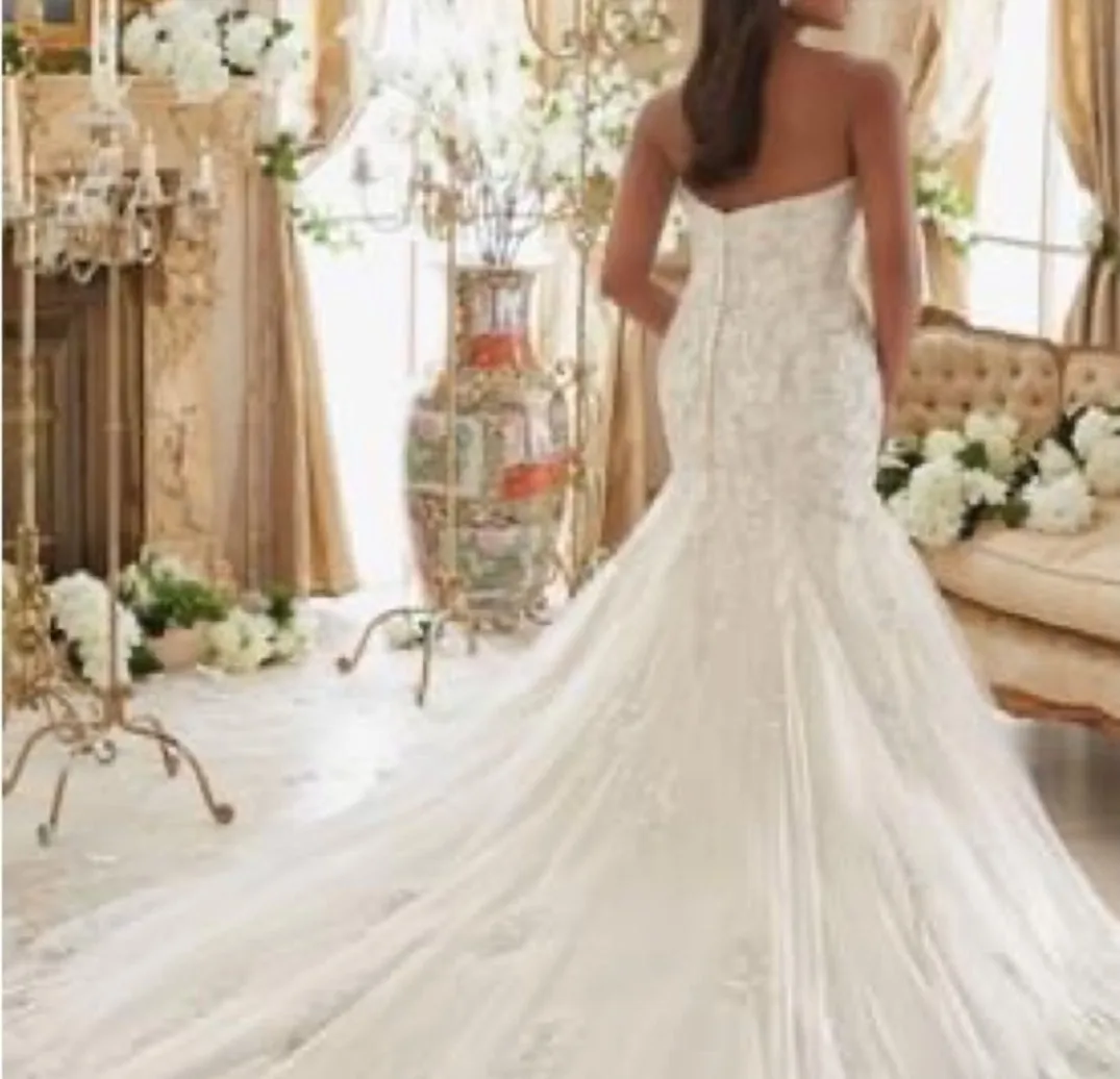 Strapless sweetheart neck. Mermaid wedding dress